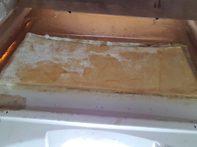 20181021_135009.jpg (1.62 MiB) 12518 mal betrachtet Verstärkung innen unter dem Vordeck. Oben im Bild der offene Ankerkasten, unten ist die Innenschale zu sehen.