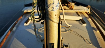 IMG_20190915_184440.jpg (1.42 MiB) 34824 mal betrachtet Luft jeweils links und rechts zwischen Mast und Fuß