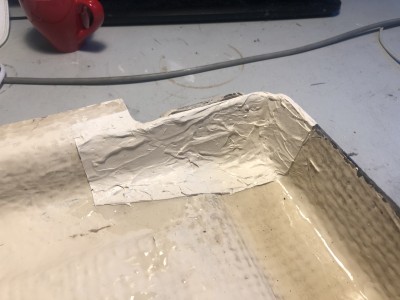 IMG_0725.jpg (1.54 MiB) 22902 mal betrachtet Für die Kanten den Arbeitsbereich abkleben und wenn das Gelcoat etwas angetrocknet ist und nicht mehr fliesst, das Klebeband entfernen.